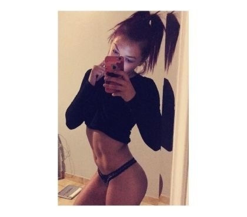 Latina brune sympathique et attentionnée